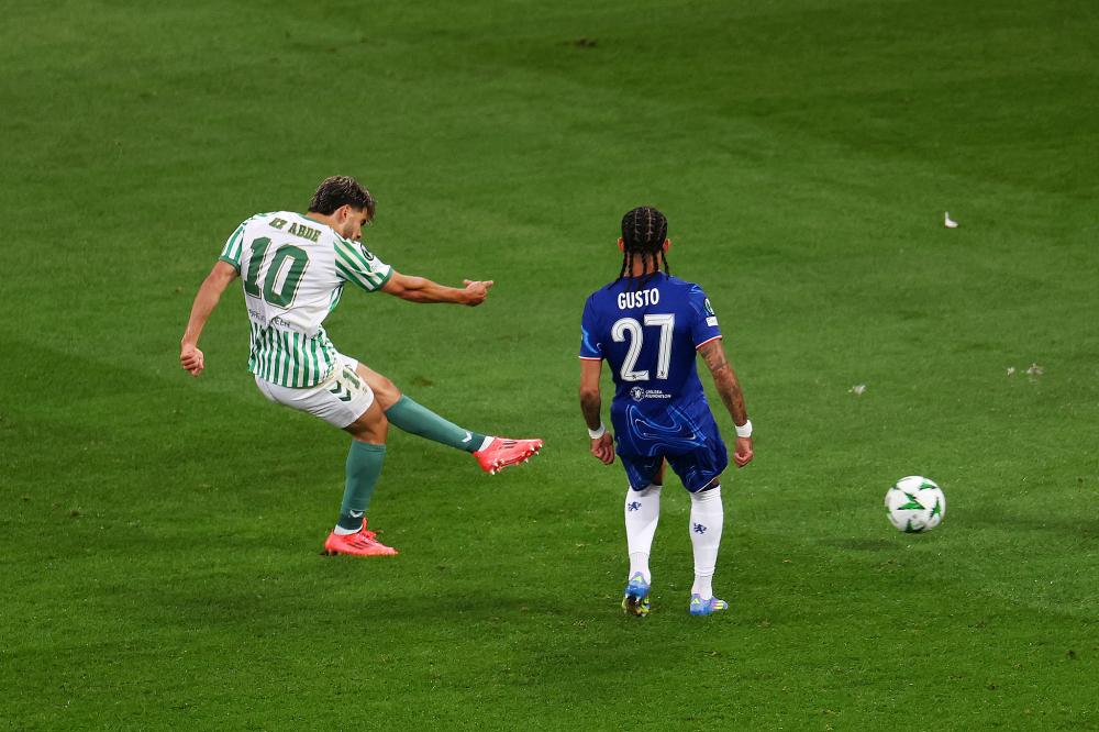 连续定位球丢球，拜仁本赛季首次两球落后